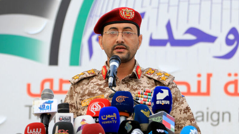 Phát ngôn viên của phiến quân Houthi, Chuẩn tướng Yahya Sarie trong cuộc tuần hành thể hiện sự ủng hộ đối với người dân Gaza ở thủ đô Sanaa vào ngày 15/12/2023. Ông đã đưa ra tuyên bố về các cuộc tấn công gần đây vào hai tàu thương mại ở Hồng Hải. (Ảnh: Mohammed Huwais/AFP qua Getty Images)