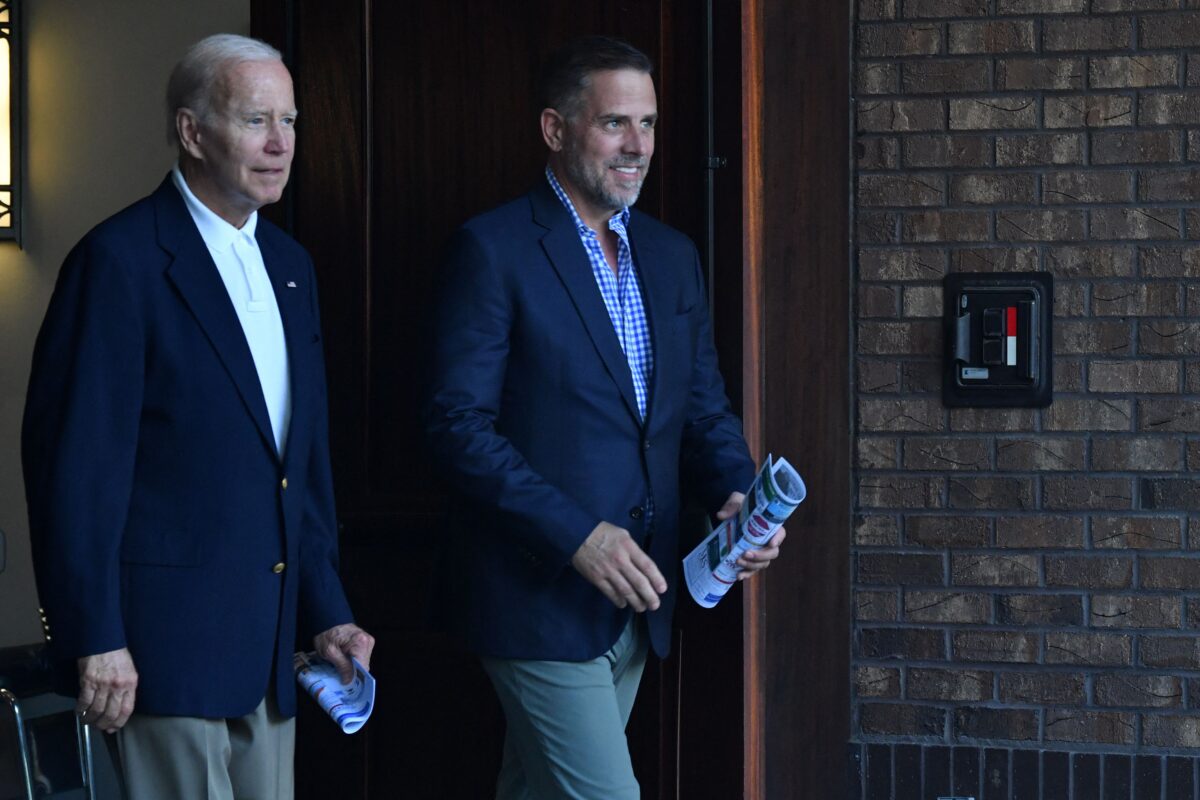 Tổng thống Joe Biden (trái) cùng con trai Hunter Biden rời Nhà thờ Công giáo Holy Spirit sau khi tham dự thánh lễ ở Johns Island, South Carolina, vào ngày 13/08/2022. (Ảnh: Nicholas Kamm/AFP qua Getty Images)