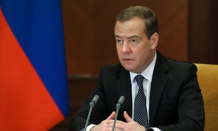 Cựu Tổng thống Nga và là đương kim Phó Chủ tịch Hội đồng An ninh Dmitry Medvedev trình bày tại một cuộc họp ở Moscow, Nga, vào ngày 22/02/2022. (Ảnh: Yekaterina Shtukina/Sputnik, Government Pool Photo qua AP)