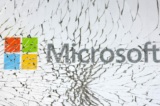 Logo Microsoft qua tấm kính vỡ trong hình minh họa chụp hôm 25/01/2023. (Ảnh: Dado Ruvic/Illustration/Reuters)