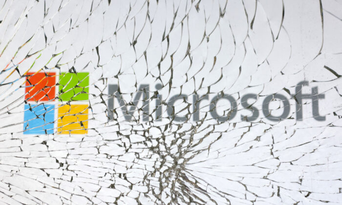 Logo Microsoft qua tấm kính vỡ trong hình minh họa chụp hôm 25/01/2023. (Ảnh: Dado Ruvic/Illustration/Reuters)