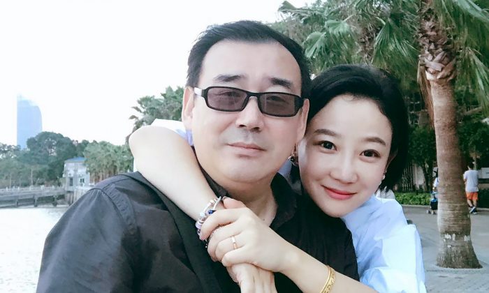 Trong bức ảnh năm 2017 do gia đình ông cung cấp, ông Dương Hằng Quân (Yang Hengjun), bên trái, chụp ảnh cùng thành viên gia đình ở Bắc Kinh. (Ảnh: Gia đình ông Dương qua AP)