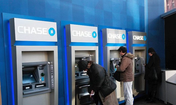Người dân sử dụng máy ATM tại một chi nhánh ngân hàng Chase ở thành phố New York. (Ảnh: Chris Hondros/Getty Images)