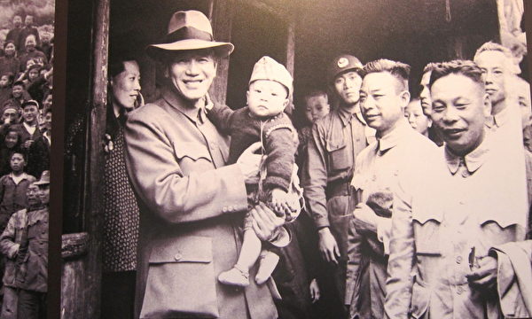 Hai ông Tưởng Trung Chính và Tưởng Kinh Quốc tuần sát đảo Đại Trần ngày 08/5/1954. (Ảnh: do Chung Nguyên chụp lại/ Epoch Times)
