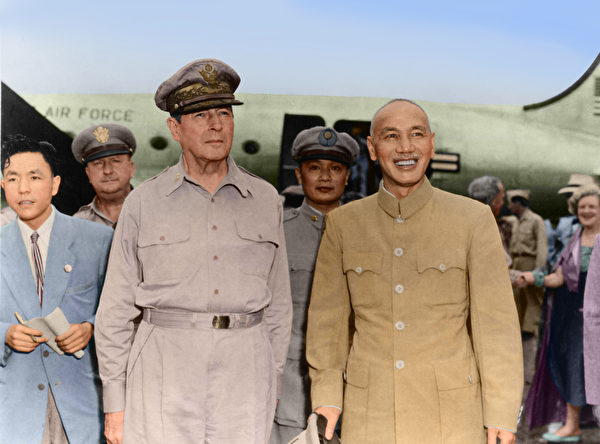Ngày 31/7/1950, Tổng thống Tưởng Giới Thạch đến sân bay nghênh đón tướng Douglas MacArthur, Tổng tư lệnh Lực lượng Đồng Minh ở Viễn Đông, di chuyển từ Tokyo đến Đài Bắc. (Ảnh: Tài sản công)