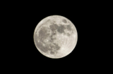 Một nghiên cứu do NASA tài trợ cho biết Mặt Trăng đang co lại, gây ra địa chấn và sạt lở ở vùng cực nam của nó. Hình ảnh trăng tròn được chụp từ Tây Ban Nha. (Ảnh: Shutterstock)