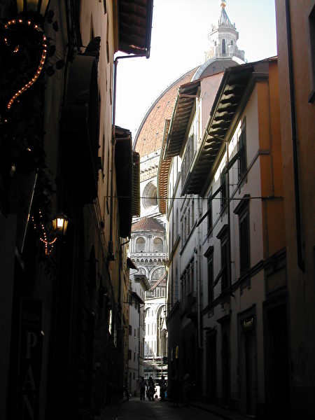 Thánh đường Santa Maria del Fiore xuất hiện trong con đường nhỏ chật hẹp. (Ảnh: Lâm Lệ Quyên/Tân Kỷ Nguyên cung cấp)