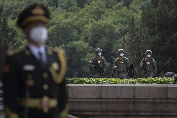 Nhân viên quân đội của Đảng Cộng sản Trung Quốc đứng gác tại Bắc Kinh. Ảnh chụp ngày 26/05/2023. (Ảnh: Thomas Peter-Pool/Getty Images)
