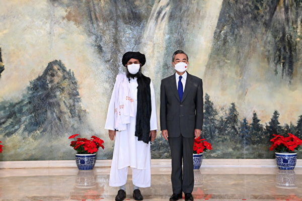 Ảnh chụp người đồng sáng lập Taliban Mullah Abdul Ghani Baradar (trái) và Ngoại trưởng Trung Quốc Vương Nghị trong cuộc gặp tại Thiên Tân, Trung Quốc, vào ngày 28/07/2021. (Ảnh: AFP)