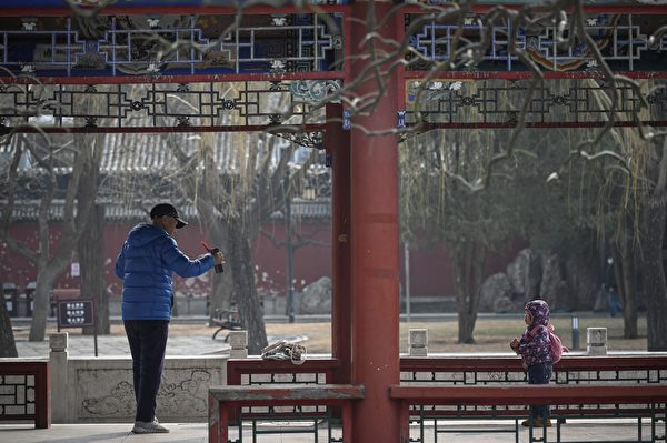 Tôi ở trong công viên giảng chân tướng cứu người. Đôi mắt cậu bé sáng ngời nhìn tôi, biểu thị tôi đã nói rất tốt. Trong nháy mắt, lại không thấy bóng dáng cậu bé đâu nữa. Tôi hiểu ra đây là Thần Phật khích lệ tôi. Hình ảnh minh họa, một công viên ở Bắc Kinh ngày 27/02/2023. (Ảnh: Wang Zhao/AFP)