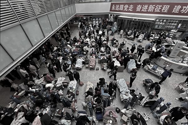 Ngày 13/01/2023, khu vực sảnh của một bệnh viện ở Thượng Hải đã chật cứng giường bệnh. (Ảnh: Kevin Frayer/Getty Images)