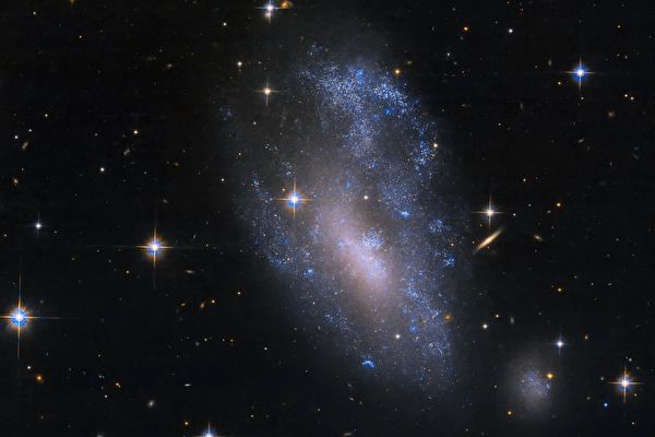Kính viễn vọng Hubble chụp lại bức ảnh nghi ngờ là cuộc chạm trán giữa các thiên hà