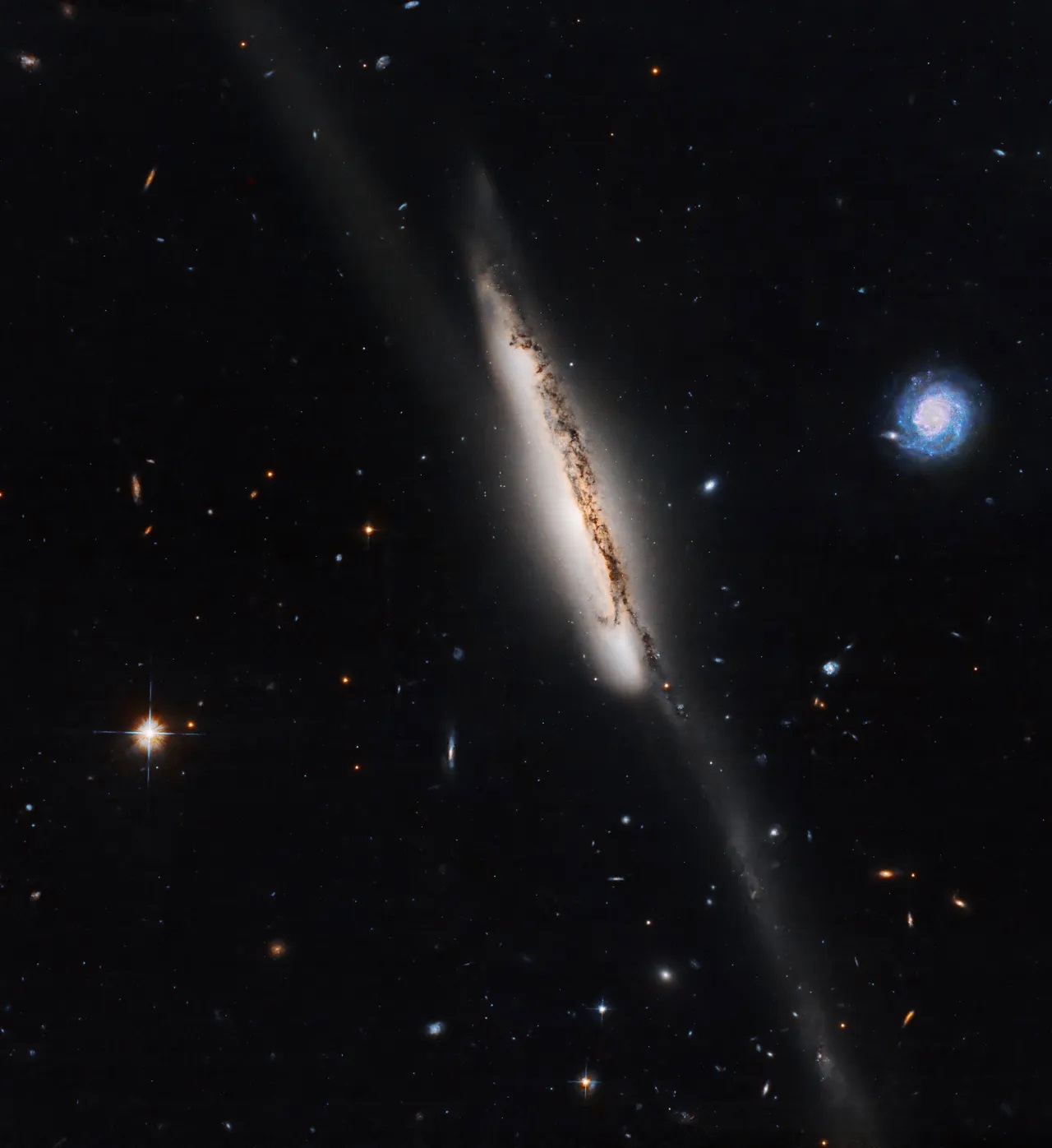 Tổ hợp thiên hà Arp 295 được chụp bởi Kính viễn vọng không gian Hubble của NASA. (Ảnh: NASA/Đại học Công giáo Hoa Kỳ)