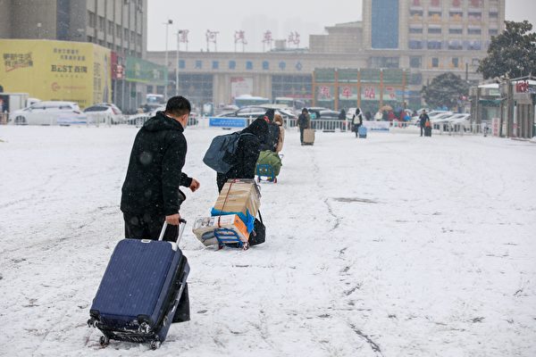 Trung Quốc: Bão tuyết ở nhiều nơi khiến người dân mắc kẹt trên đường cao tốc
