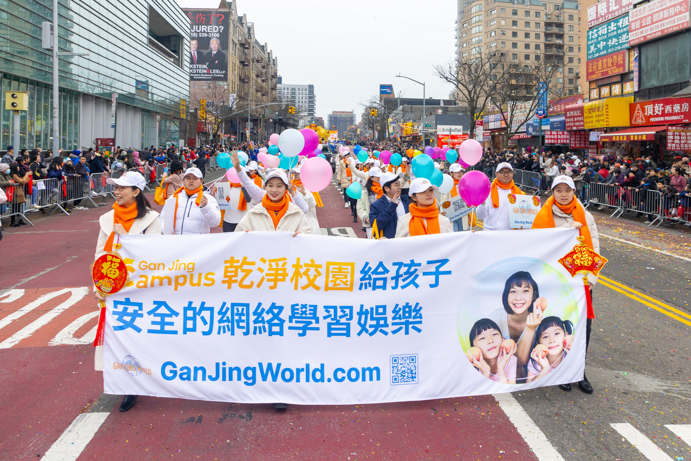 Đoàn “Gan Jing Campus” của Gan Jing World đã tham gia Lễ diễn hành Tết Nguyên Đán ở Flushing, New York, để chúc mừng năm mới. (Ảnh: Mark Zou/Epoch Times)