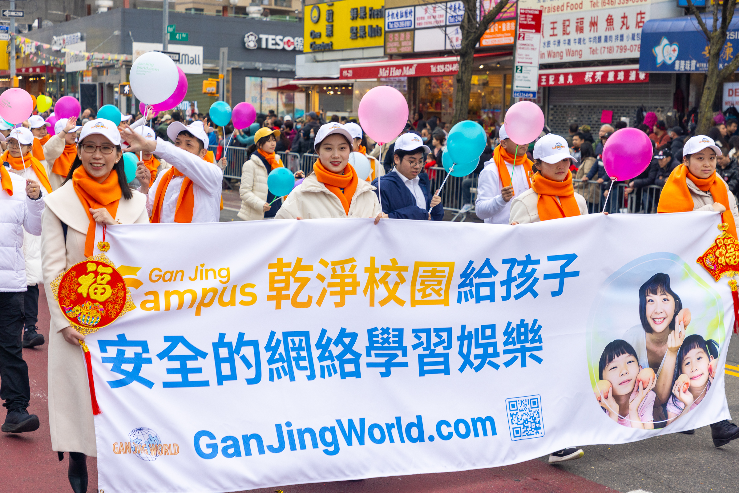 Đoàn Gan Jing Campus của Gan Jing World đã tham gia Lễ diễn hành Tết Nguyên đán ở Flushing, New York, để chúc mừng năm mới. (Ảnh: Mark Zou/Epoch Times)