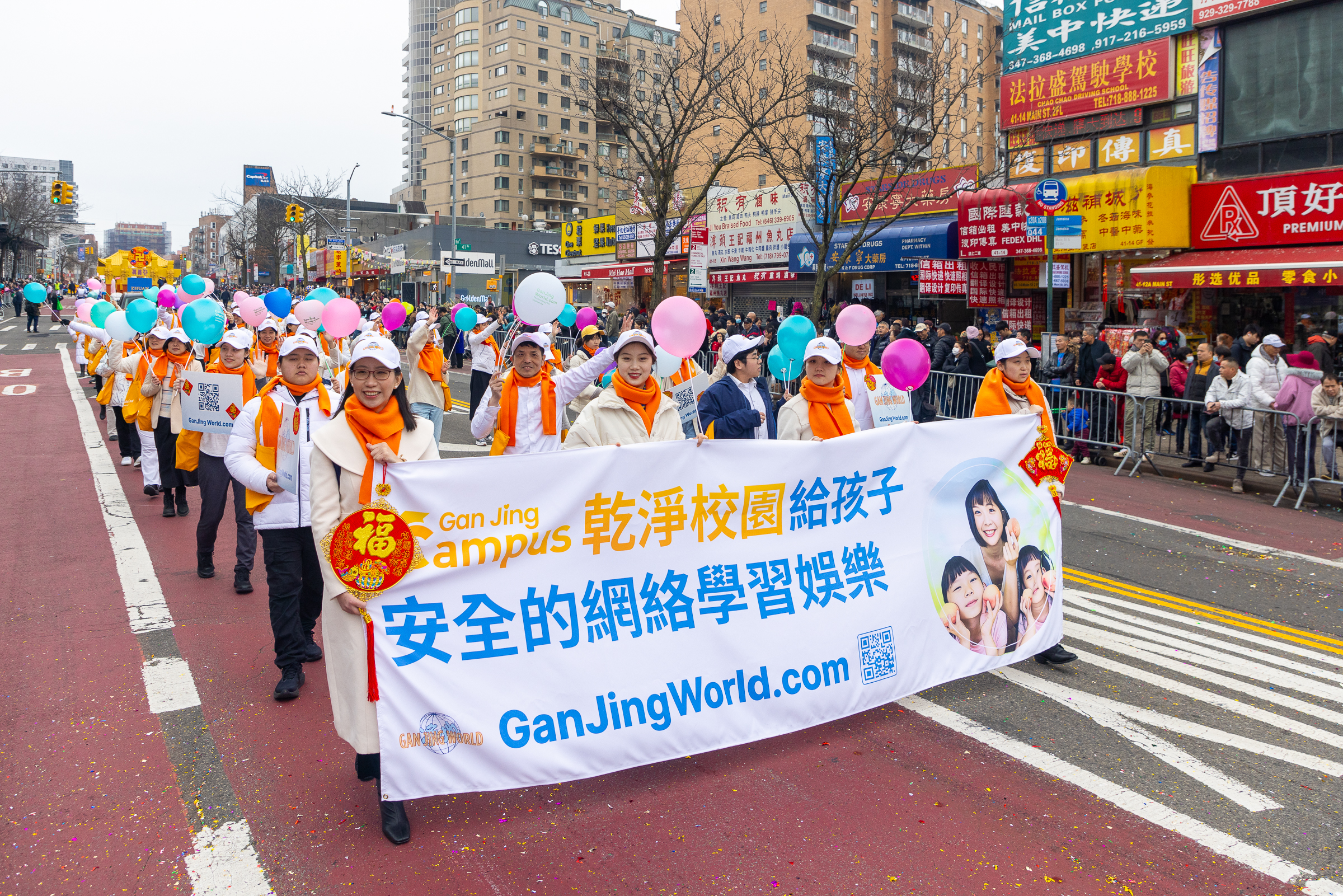 Đoàn Gan Jing Campus của Gan Jing World đã tham gia Lễ diễn hành Tết Nguyên đán ở Flushing, New York, để chúc mừng năm mới. (Ảnh: Mark Zou/Epoch Times)