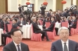 Hôm 08/02/2024, Quốc vụ viện Đảng Cộng sản Trung Quốc đã tổ chức họp mặt chúc Tết tại Bắc Kinh. Những vòng tròn màu đỏ trong hình là các đặc vụ có mặt tại hội trường. (Ảnh chụp màn hình video)