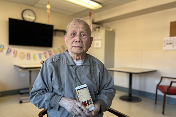Ông Dư Khải Minh, một Hoa kiều 98 tuổi ở New York và là cựu Hội trưởng Thương hội nói rằng kinh văn của Đại sư Lý Hồng Chí đã khiến tâm hồn ông được an ủi. (Ảnh: Thi Bình/Epoch Times)
