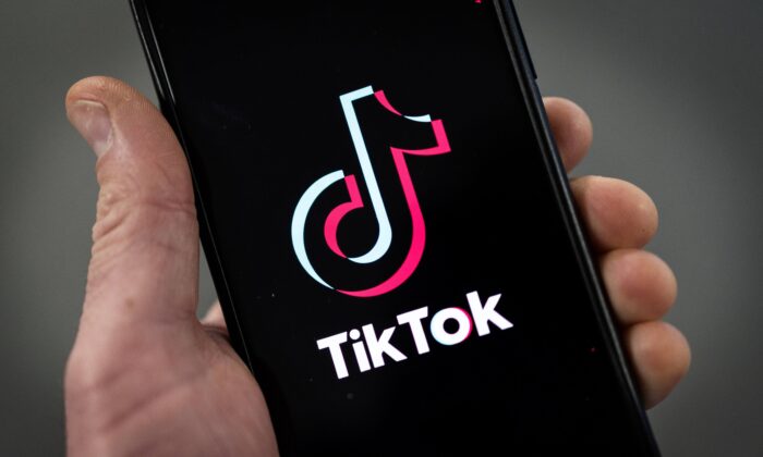 Logo TikTok trên iPhone ở London, vào ngày 28/02/2023. (Ảnh: Dan Kitwood/Getty Images)