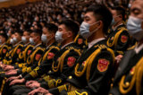 Các thành viên của ban nhạc Quân Giải phóng Nhân dân ngồi trong Lễ khai mạc Đại hội Toàn quốc lần thứ 20 của Đảng Cộng Sản Trung Quốc tại Đại lễ đường Nhân dân vào ngày 16/10/2022, ở Bắc Kinh, Trung Quốc. (Ảnh: Kevin Frayer/Getty Images)