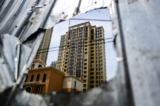 Bức ảnh chụp hôm 20/06/2023 này cho thấy quang cảnh một khu chung cư chưa hoàn thiện ở thành phố Tân Trịnh, Trịnh Châu, tỉnh Hà Nam, miền trung Trung Quốc. (Ảnh: Pedro Pardo/AFP qua Getty Images)