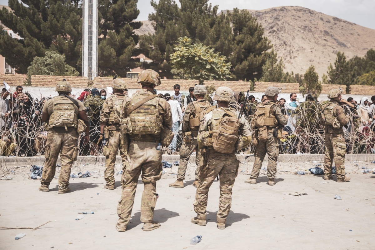 Binh sĩ và Thủy quân lục chiến Hoa Kỳ trợ giúp an ninh tại Trạm kiểm soát Sơ tán trong một cuộc sơ tán tại Phi trường Quốc tế Hamid Karzai ở Kabul, Afghanistan, vào ngày 19/08/2021. (Thượng sĩ Victor Mancilla/Thủy quân lục chiến Hoa Kỳ qua Getty Images)