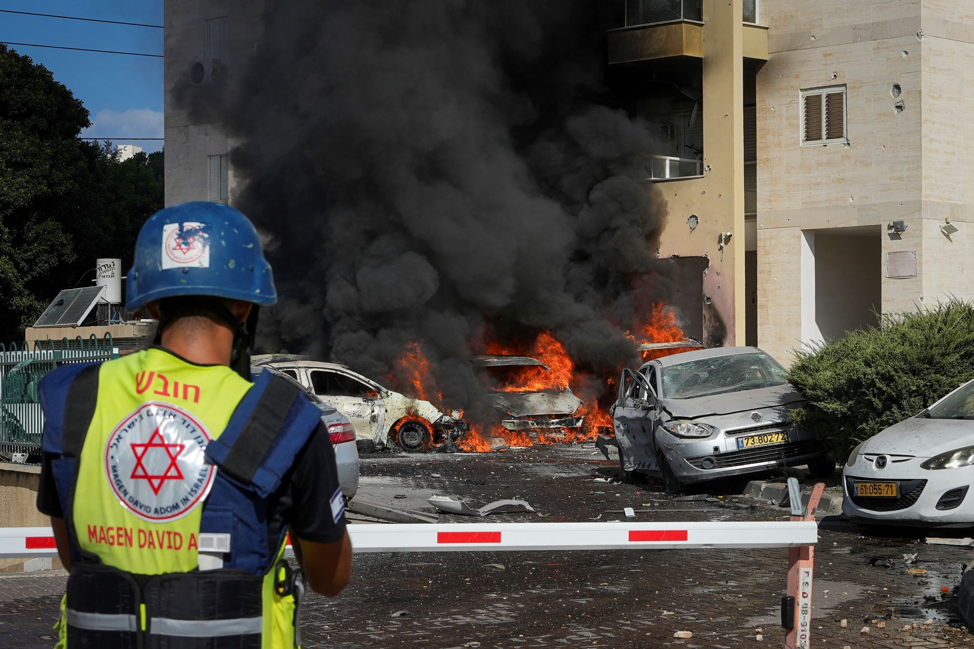 Xe hơi bốc cháy sau khi một hỏa tiễn phóng từ Dải Gaza bắn trúng một bãi đậu xe và một tòa nhà dân cư ở Ashkelon, miền nam Israel vào ngày 07/10/2023. (Ảnh: Tsafrir Abayov/AP Photo)