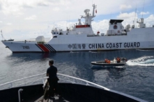 Một tàu hải cảnh Trung Quốc chặn một tàu của Cục Ngư nghiệp và Nguồn lợi Thủy sản Philippines (BFAR) khi tàu này đến gần Bãi cạn Scarborough do Trung Quốc kiểm soát ở khu vực đang tranh chấp tại Biển Đông, vào ngày 22/09/2023. (Ảnh: Ted Aljibe/AFP qua Getty Images)