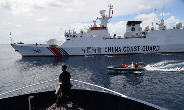Một tàu hải giám Trung Quốc chặn một tàu của Cục Nghề cá và Nguồn lợi Thủy sản Philippines (BFAR) khi tàu này đến gần Bãi cạn Scarborough do Trung Quốc kiểm soát trong vùng Biển Đông tranh chấp, vào ngày 22/09/2023. (Ảnh: Ted Aljibe/AFP qua Getty Images)
