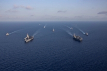 Các tàu từ Nhóm Tấn công Hàng không Mẫu hạm Gerald R. Ford và Dwight D. Eisenhower đi theo đội hình ở Biển Địa Trung Hải, vào ngày 03/11/2023. (Ảnh: Jacob Mattingly/Hải quân Hoa Kỳ)