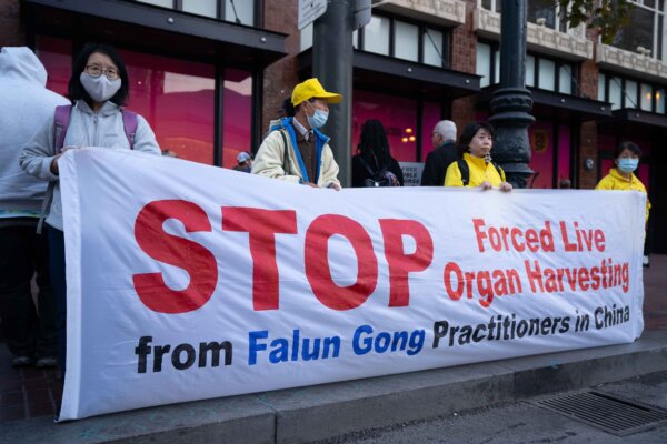 Các học viên Pháp Luân Công giương biểu ngữ kêu gọi Trung Quốc chấm dứt nạn thu hoạch nội tạng cưỡng bức do nhà nước hậu thuẫn ở San Francisco, California, vào ngày 14/11/2023. (Ảnh: Zhou Rong/The Epoch Times)