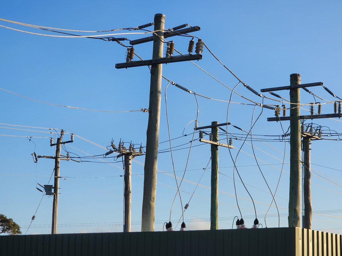 Một trạm biến áp điện nhỏ được nhìn thấy ở khu vực nông thôn gần Albany, Tây Úc, vào ngày 24/11/2023. (Ảnh: Susan Mortimer/The Epoch Times)