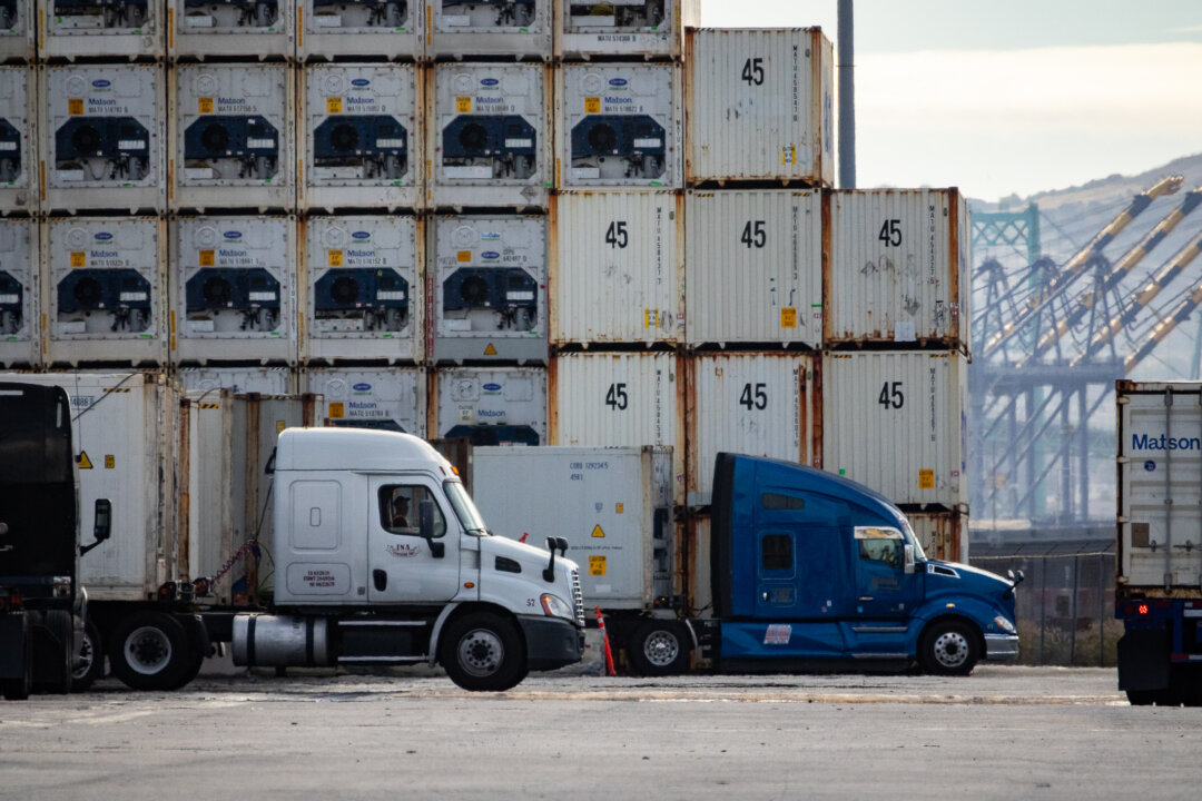 Các tài xế xe tải vận chuyển hàng hóa tại Cảng Long Beach, California, hôm 29/11/2023. (Ảnh: John Fredricks/The Epoch Times)