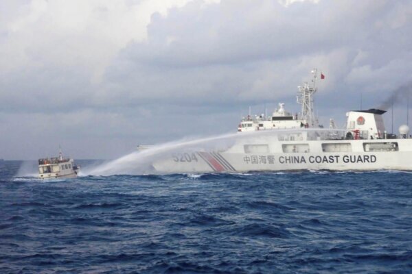 Một tàu hải cảnh Trung Quốc sử dụng vòi rồng đối với tàu tiếp tế M/L Kalayaan do hải quân Philippines điều hành khi tàu này tiếp cận Bãi cạn Thomas thứ Hai, được người dân địa phương gọi là Bãi cạn Ayungin, ở khu vực đang tranh chấp tại Biển Đông, vào ngày 10/12/2023. (Ảnh: Lực lượng Tuần duyên Philippines qua AP)