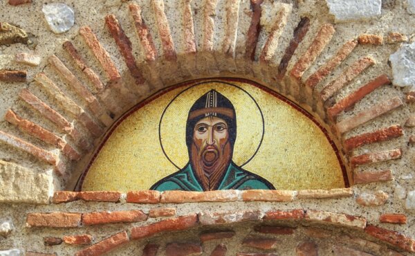 Bức tranh khảm nổi bật về Thánh Luke xứ Steiris, có tên là “Hosios Loukas,” trên hốc tường hình bán nguyệt của bức tường gạch phía tây Nhà thờ Katholikon, nằm gần ngôi mộ của vị thánh này. Bức tranh khảm mạ vàng tượng trưng cho người sáng lập tu viện và là biểu tượng đại diện cho phong cách nghệ thuật Byzantine Trung kỳ. (Ảnh: ssoytnik/Shutterstock)
