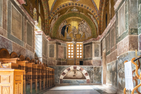 Các bức tranh khảm mạ vàng là điểm nổi bật khác của Nhà thờ Katholikon, đặc biệt là căn phòng này, nó cho thấy sự trù phú và giàu sang của phong cách Byzantine. Được đóng khung bằng những phiến đá cẩm thạch trang nhã và mái vòm mạ vàng, bức tranh khảm đặc biệt này miêu tả Đấng Christ đang rửa chân cho các môn đồ, và được đặt ở tiền đình, một tiền sảnh nằm ở cuối phía tây nhà thờ. Bức tranh khảm mạ vàng cũng có các họa tiết hình học và hoa cỏ, vốn là những yếu tố chủ chốt trong phong cách nghệ thuật Middle Byzantine Trung kỳ. (Ảnh: Karl Allen Lugmayer/Shutterstock)