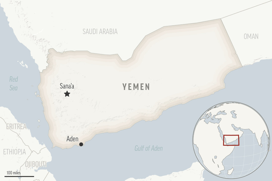 Houthi tấn công tàu chở hàng gây hư hại nặng; thủy thủ đoàn rời tàu an toàn