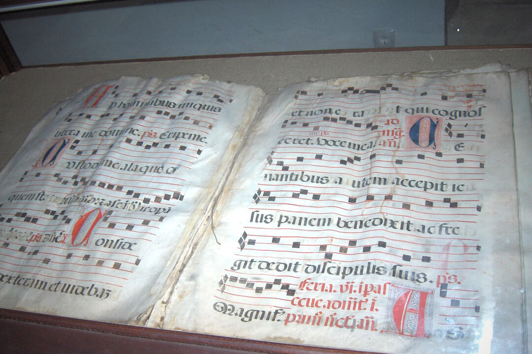 m nhạc Tây phương khởi nguồn từ những bài thánh ca thời Trung cổ. Sách thánh ca với những bài thánh ca Gregorian. (Ảnh: Georges Jansoone/CC BY 2.5)