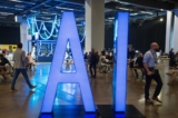 Mọi người đi ngang qua biển hiệu AI tại hội nghị trí tuệ nhân tạo All In ở Montreal, Canada, vào ngày 28/09/2023. (Ảnh: The Canadian Press /Ryan Remiorz)