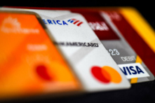 Thẻ ghi nợ và thẻ tín dụng được sắp xếp trên bàn ở Arlington, Virginia, hôm 06/04/2020. (Ảnh: Olivier Douliery/AFP qua Getty Images)
