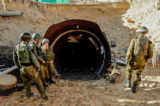 Những người lính đứng ở lối vào một đường hầm được cho là do Hamas sử dụng để tấn công Israel qua cửa biên giới Erez, ở Gaza, hôm 15/12/2023. (Ảnh: Jack Guez/AFP qua Getty Images)