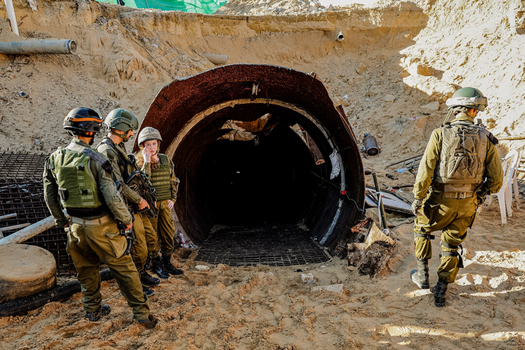 Những người lính đứng ở lối vào một đường hầm được cho là do Hamas sử dụng để tấn công Israel qua cửa biên giới Erez, ở Gaza, hôm 15/12/2023. (Ảnh: Jack Guez/AFP qua Getty Images)
