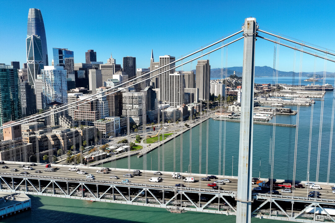 Một quang cảnh nhìn từ trên cao cho thấy những chiếc xe hơi đang chạy ngoài trời khi băng qua Cầu Vịnh San Francisco-Oakland, ở San Francisco, vào ngày 27/10/2022. (Ảnh: Justin Sullivan/Getty Images)