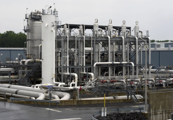 Một bộ trao đổi nhiệt và đường ống truyền dẫn tại ga LNG Cove Point của Dominion Energy ở Lusby, Maryland, hôm 12/06/2014. (Ảnh Cliff Owen/AP)