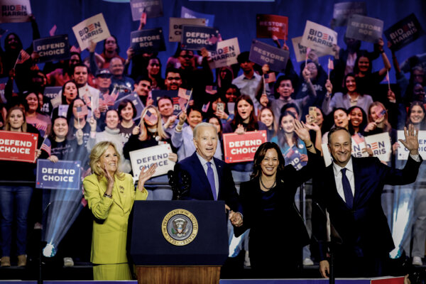 (Từ trái sang phải) Đệ nhất Phu nhân Jill Biden, Tổng thống Joe Biden, Phó Tổng thống Kamala Harris, và Đệ nhị Phu quân Douglas Emhoff bắt tay nhau tại “Cuộc Vận động cho Chiến dịch về Quyền Tự do Sinh sản” tại Đại học George Mason, hôm 23/01/2024, ở Manassas, Virginia. (Ảnh: Anna Moneymaker/Getty Images)