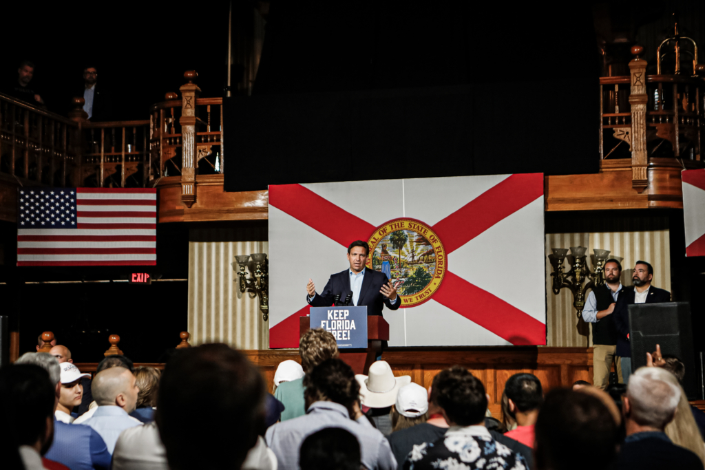 Thống đốc Florida Ron DeSantis có bài diễn văn tranh cử ở Orlando, Florida, vào ngày 07/11/2022. (Ảnh: Octavio Jones/Getty Images)