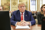 Cựu Tổng thống Donald Trump ngồi tại Tòa án Tối cao Tiểu bang New York trong phiên tòa xét xử gian lận dân sự đối với Trump Organization ở Thành phố New York hôm 11/01/2024. (Ảnh: Peter Foley/Pool/AFP qua Getty Images)