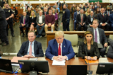 Cựu Tổng thống Donald Trump cùng các luật sư Christopher Kise và Alina Habba tham dự phiên tranh luận kết thúc trong phiên tòa xét xử gian lận dân sự của Trump Organization tại Tòa án Tối cao Tiểu bang New York ở Thành phố New York, hôm 11/01/2024. (Ảnh: Seth Wenig-Pool/Getty Images)