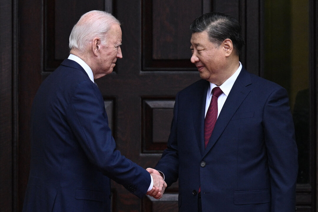 Tổng thống Joe Biden chào đón nhà lãnh đạo Trung Quốc Tập Cận Bình trước cuộc gặp trong Tuần lễ các Nhà lãnh đạo Hợp tác Kinh tế Châu Á-Thái Bình Dương (APEC) tại Woodside, California, hôm 15/11/2023. (Ảnh: Brendan Smialowski/AFP qua Getty Images)